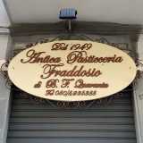 Rimaniamo sempre nel quartiere Libert� per andare a visitare in via Ravanas 178 l��Antica Pasticceria Fraddosio Quaranta�, avviata nel 1949 dai fratelli Giuseppe e Nicola Fraddosio e poi ceduta nel 2004 all�attuale proprietario Fabio Quaranta che ha aggiunto il suo nome all�insegna